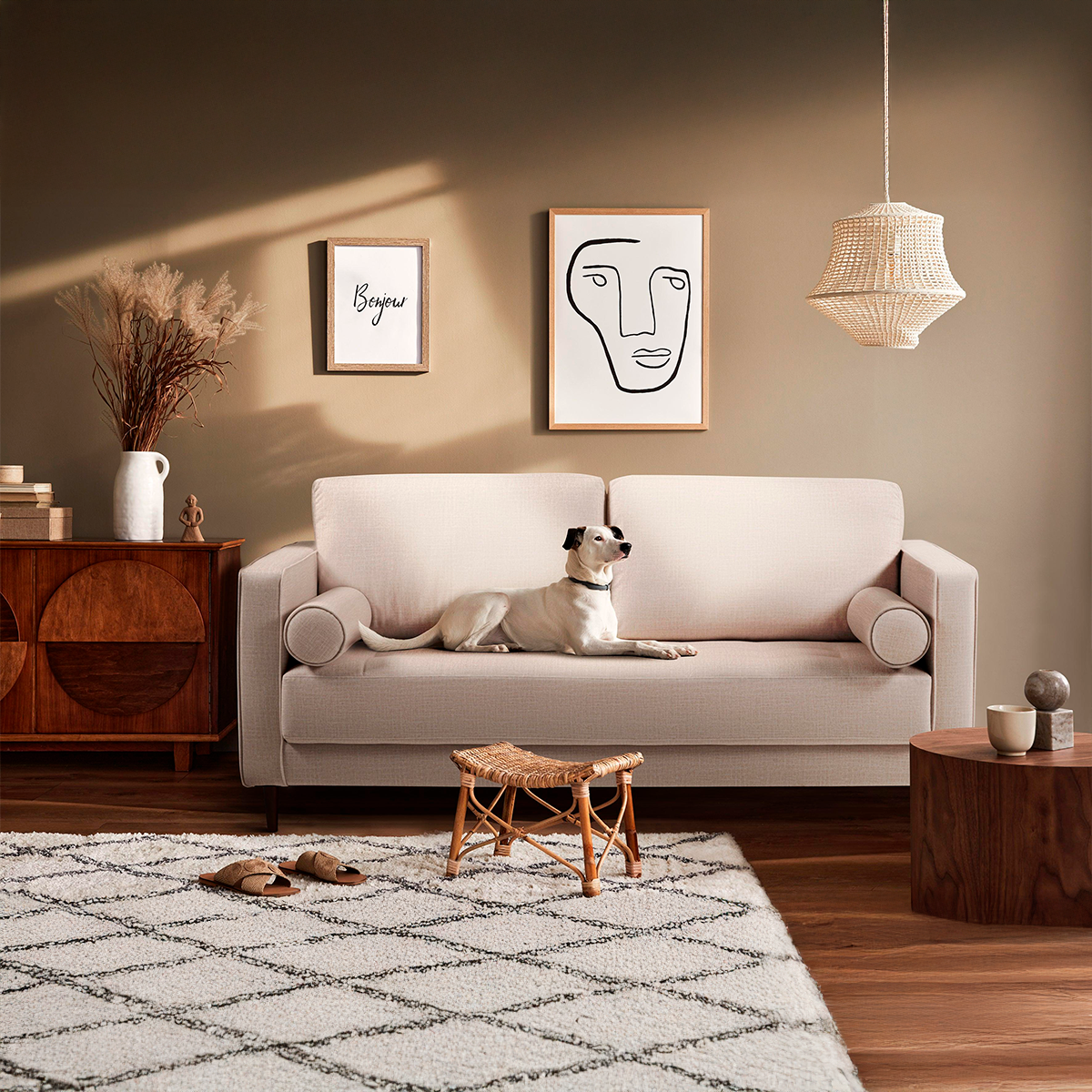 Sofa Keith – Klassisches 3-Sitzer-Sofa mit Holzfüßen & Rollenkissen